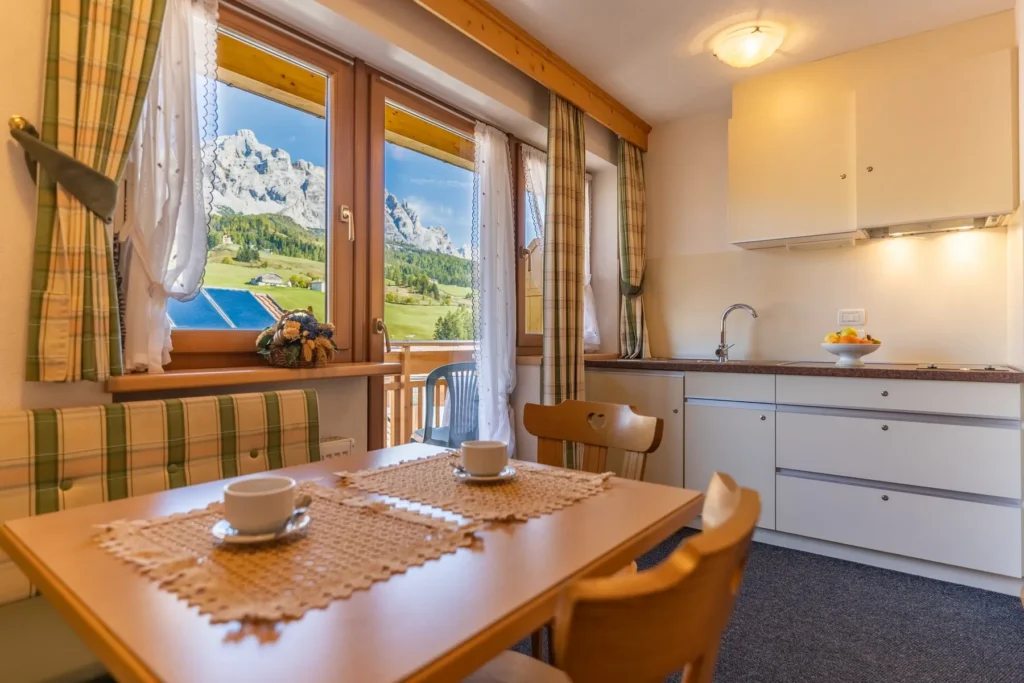 Tavolo dell'Appartamento 203 con vista sulle Dolomiti