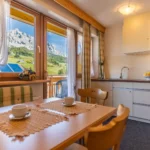 Tavolo dell'Appartamento 203 con vista sulle Dolomiti