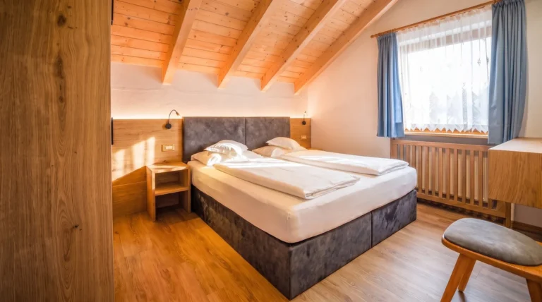Camera da letto dell'Appartamento Nº3 con travi a vista