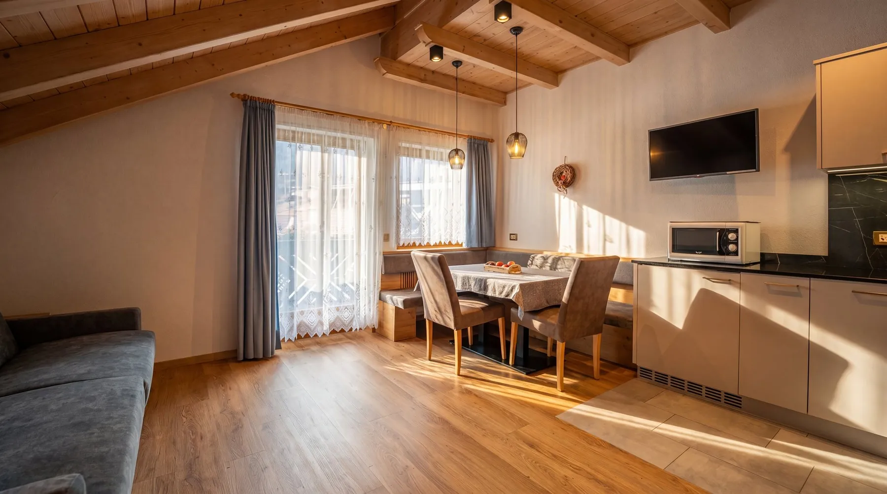 Soggiorno con cucina vista dal divano