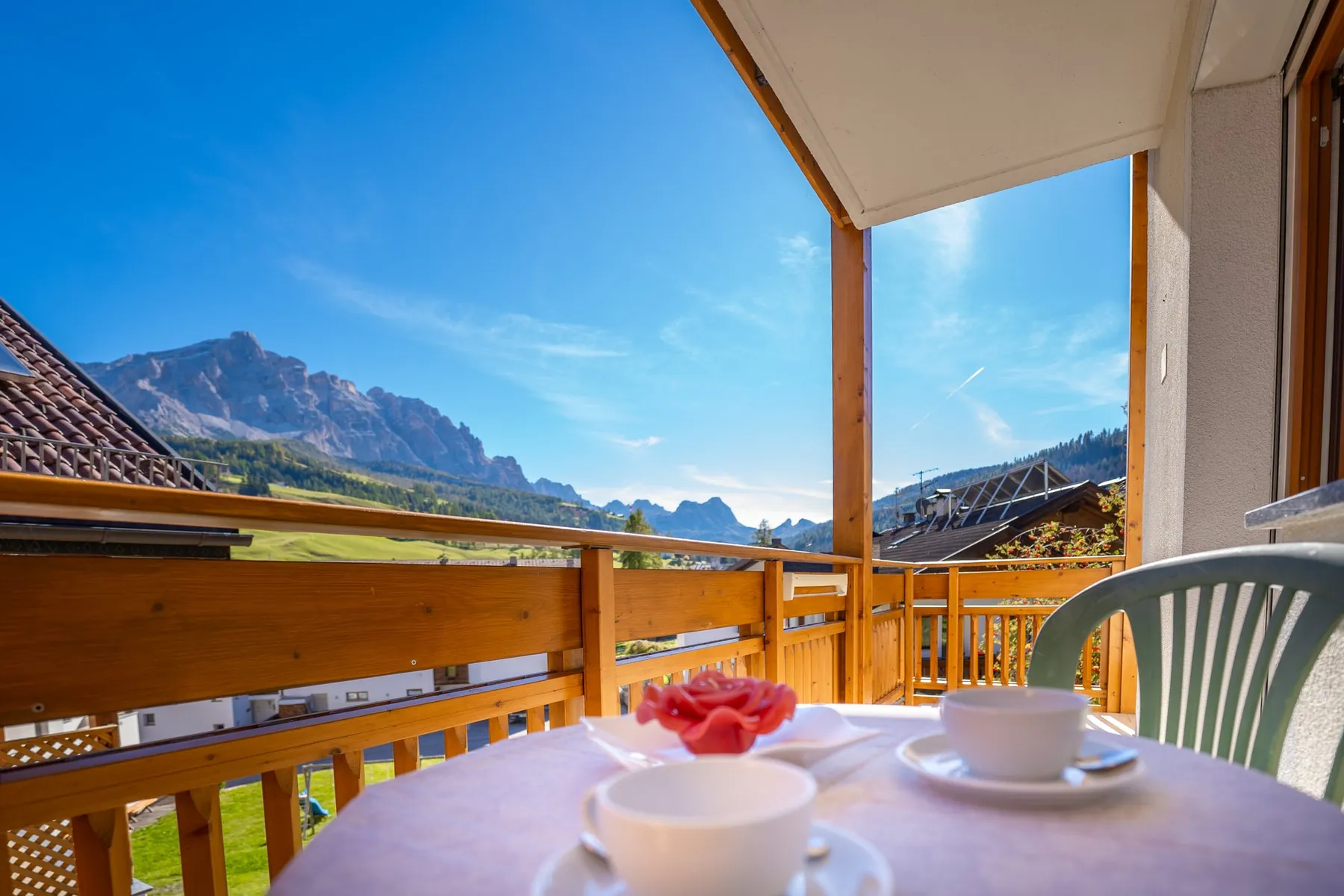 Colazione sul balcone della camera con vista sulle Dolomiti
