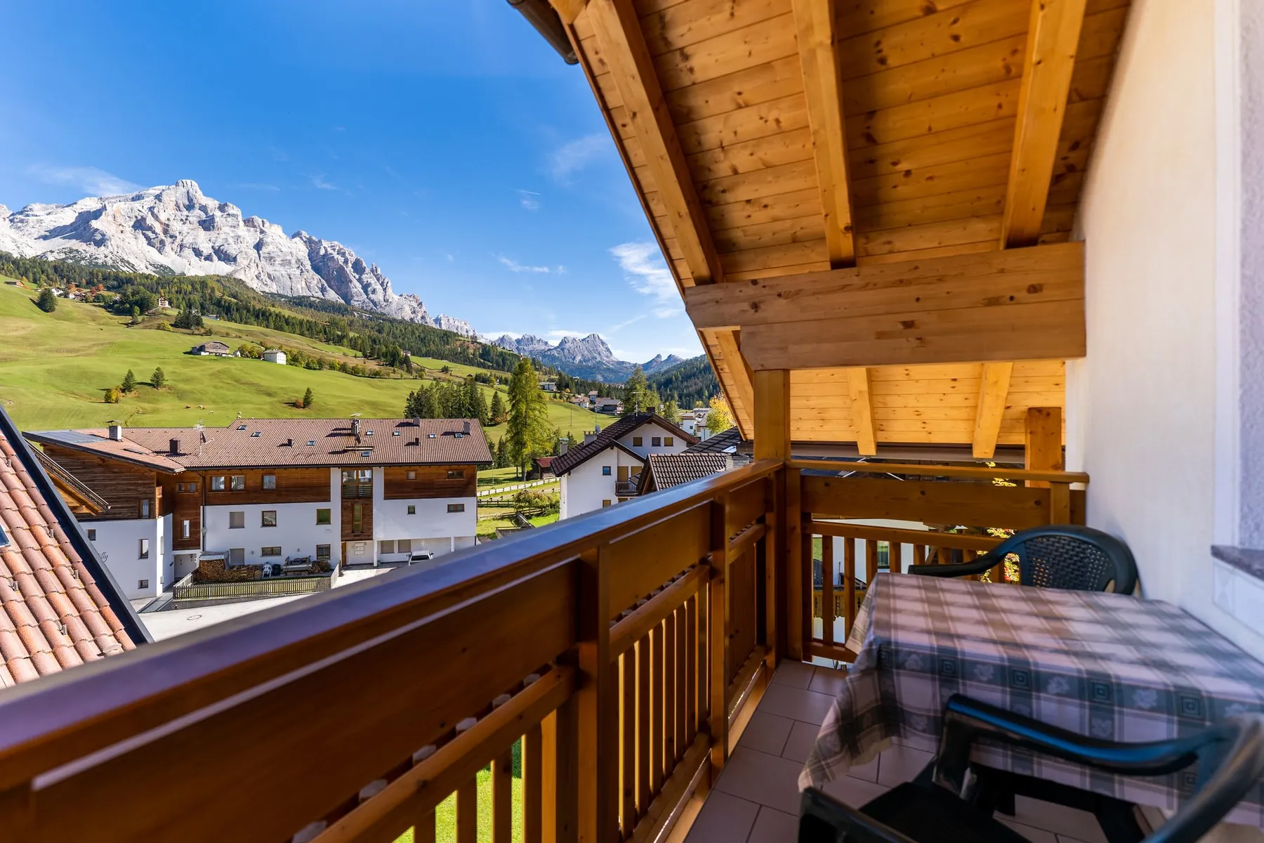 Balcone della camera al secondo piano con vista sulle montagne