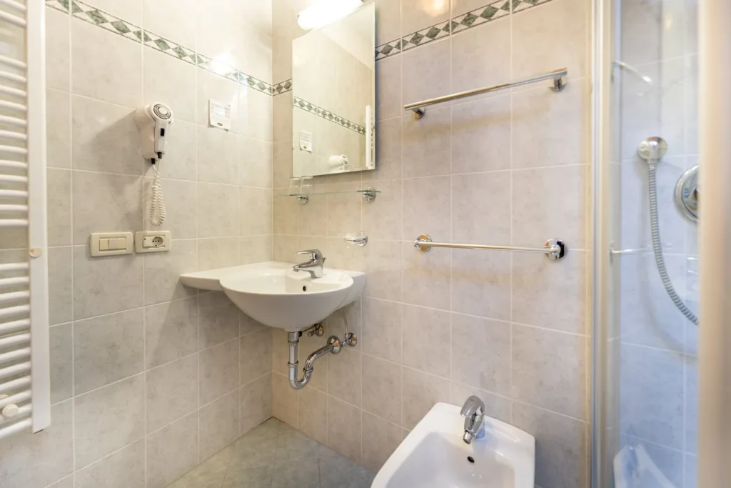 Bagno della camera con doccia
