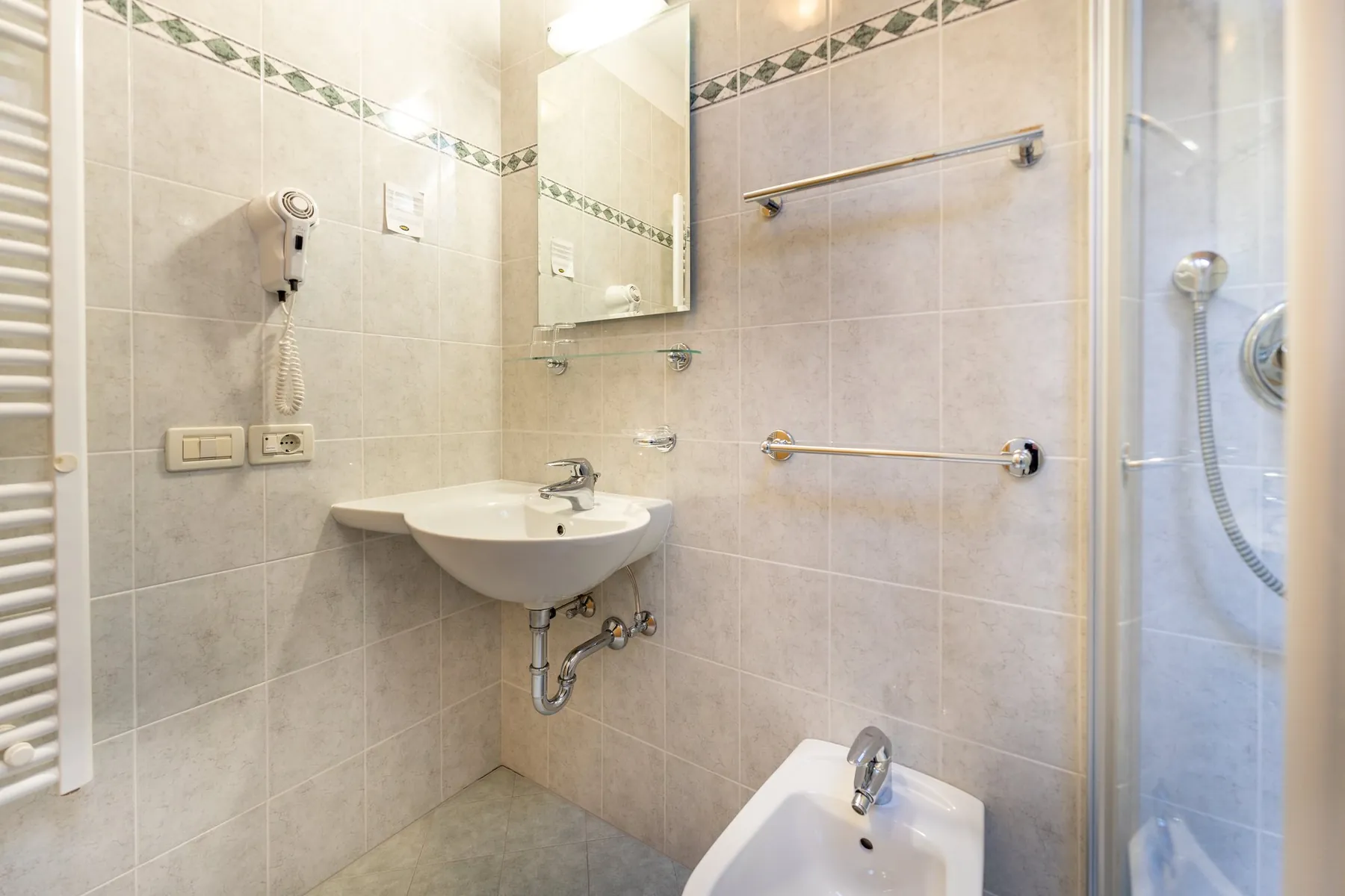 Bagno della camera con doccia