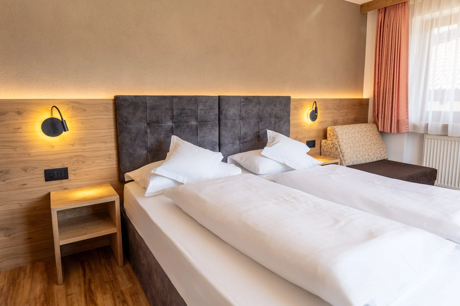 Letto matrimoniale con testiera imbottita