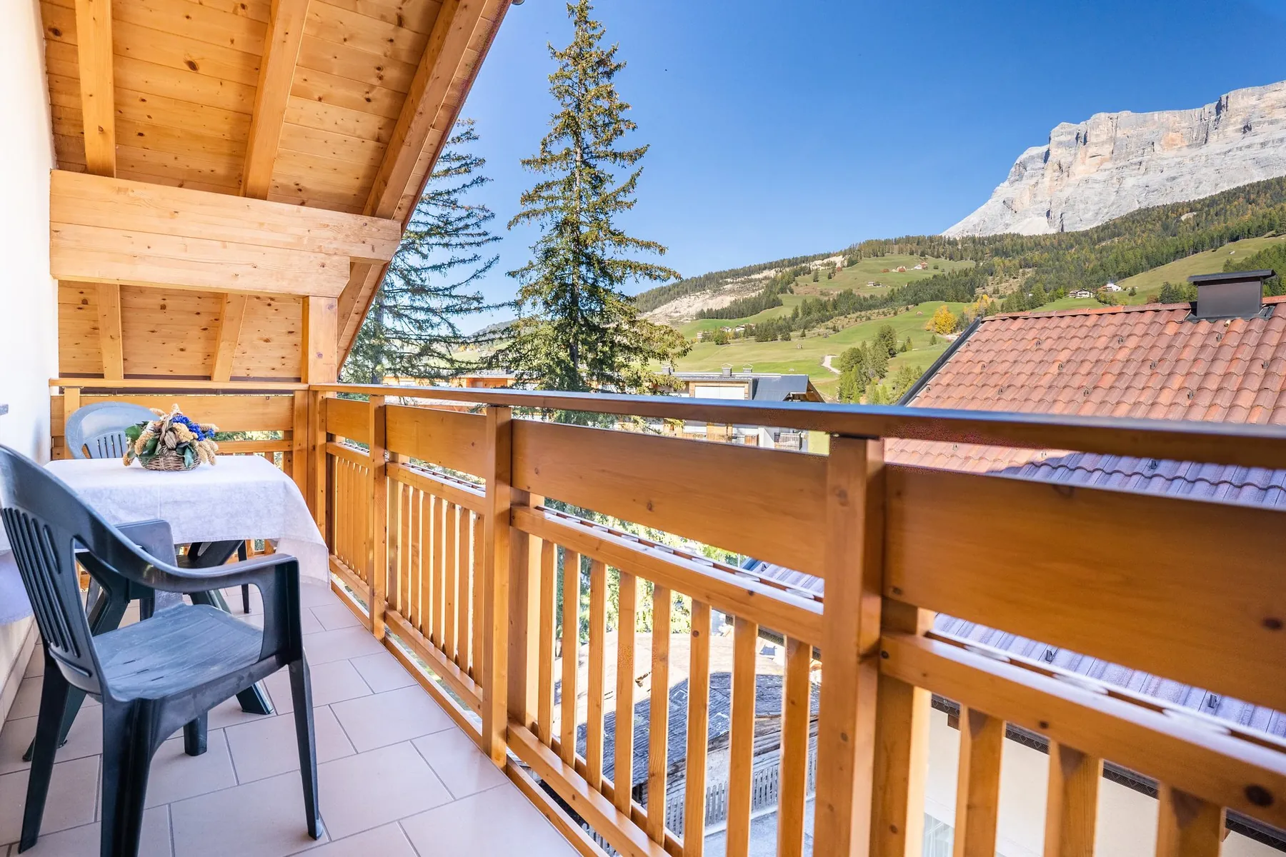 Balcone con tavolino e vista sulle Dolomiti