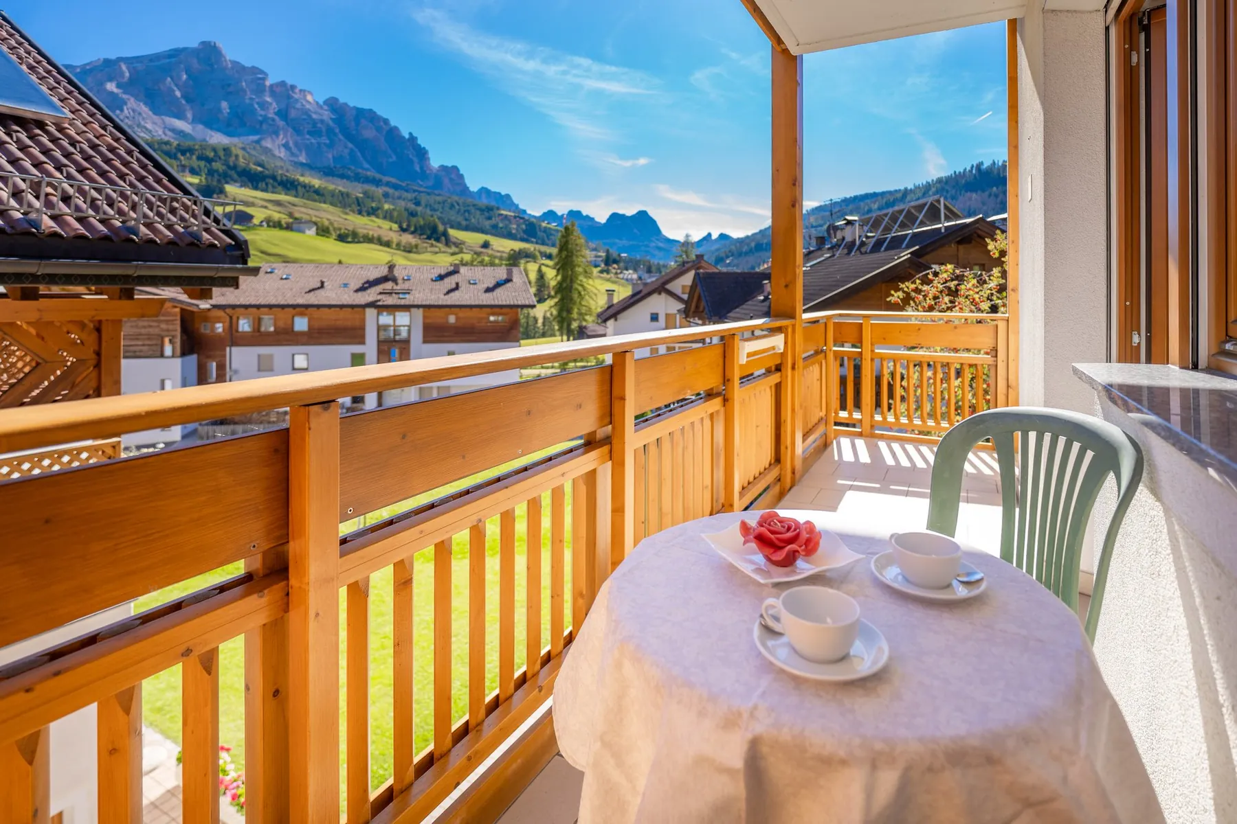 Tavolino sul balcone della camera