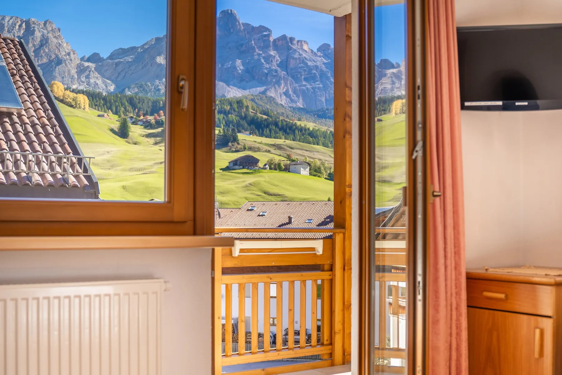 Finestra della camera aperta sulle Dolomiti