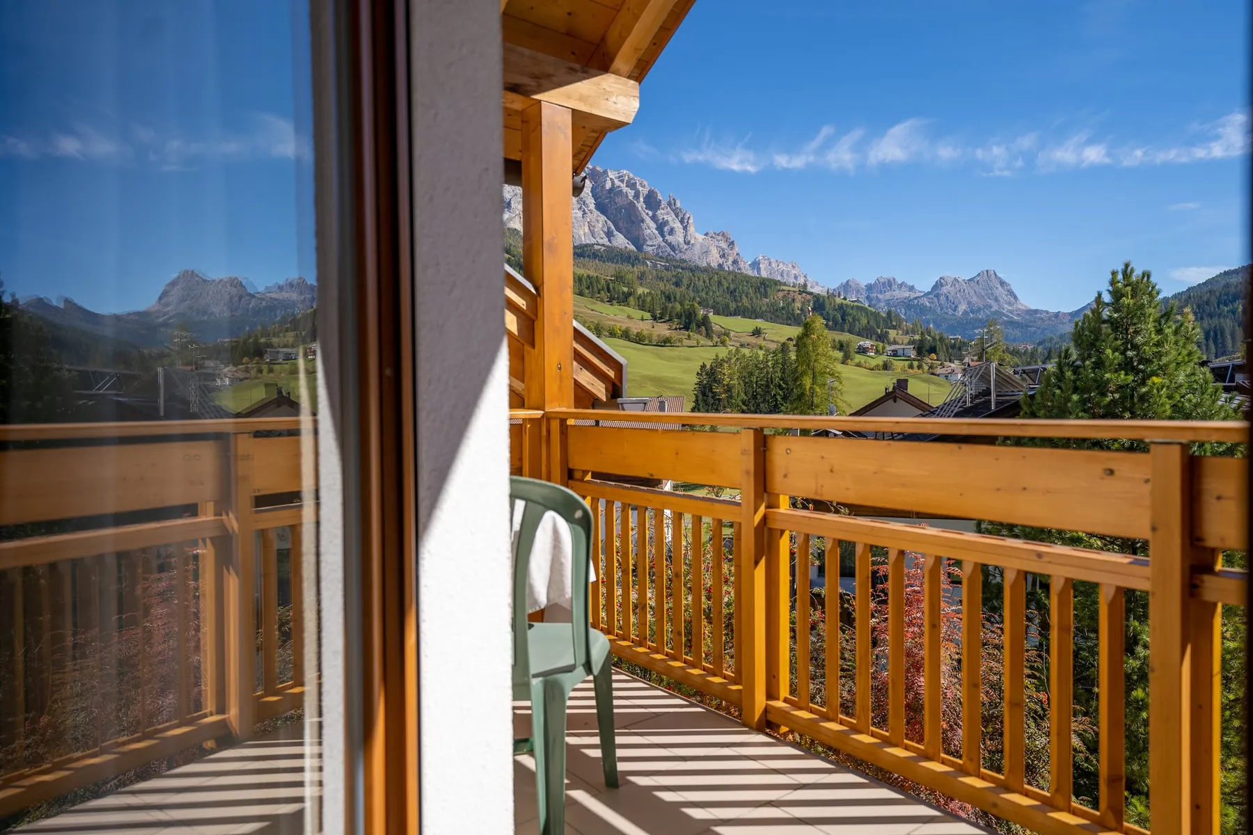 Balcone in legno con vista sulle montagne