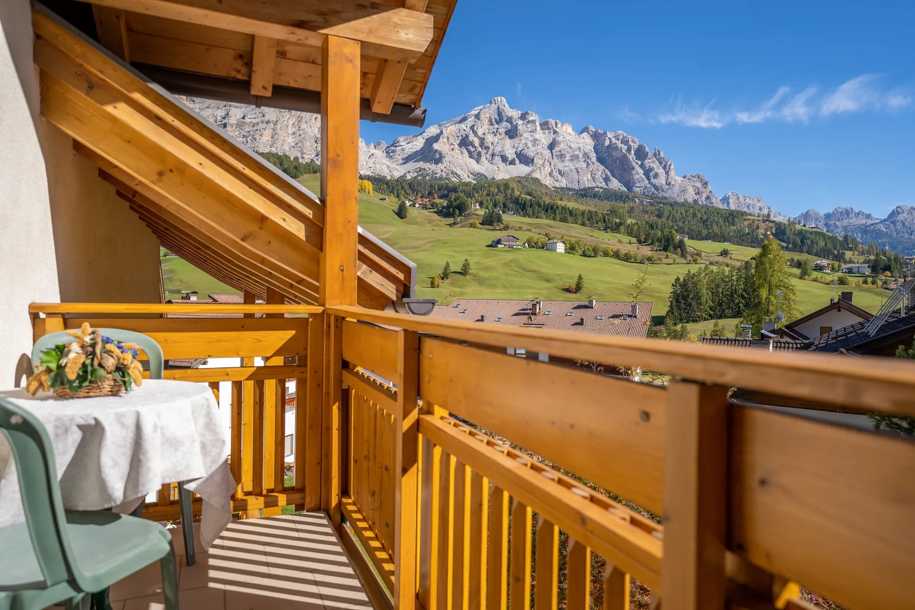 Balcone del secondo piano con le Dolomiti