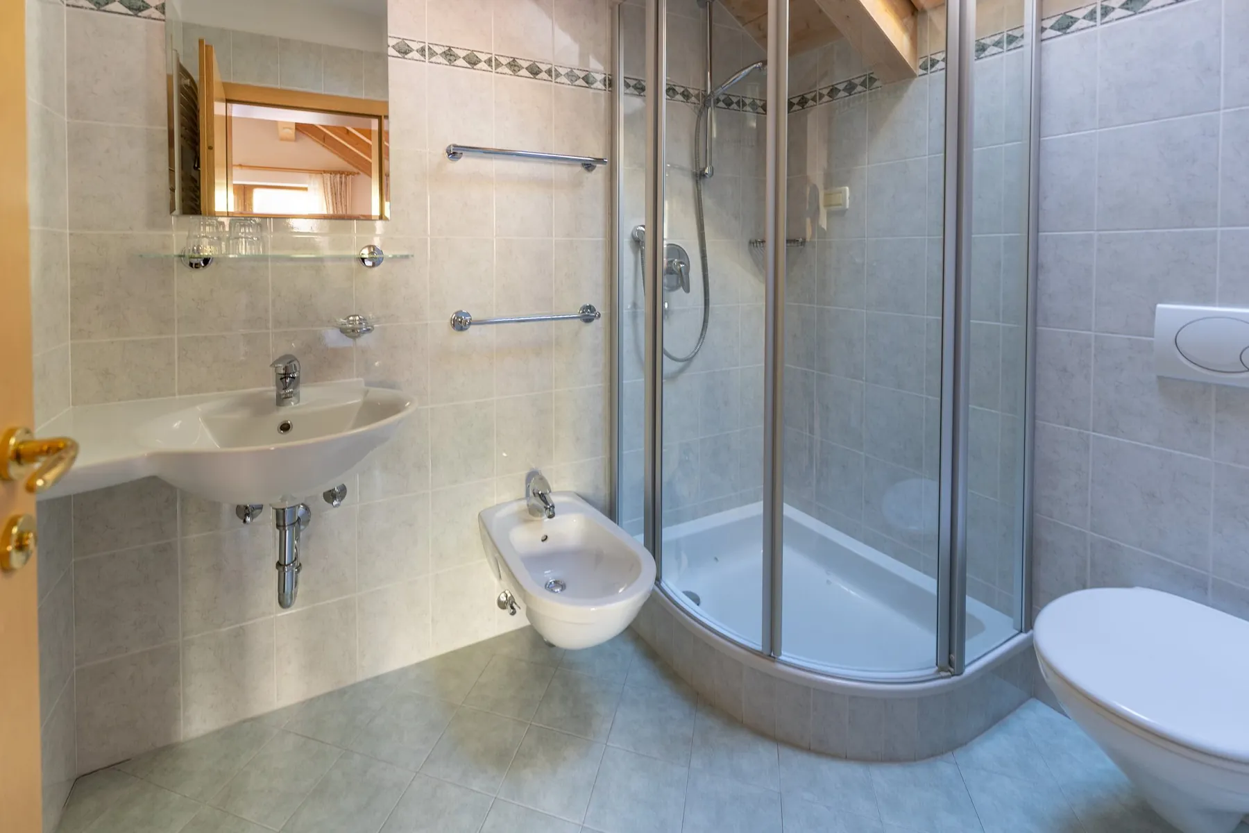 Bagno con doccia di una camera