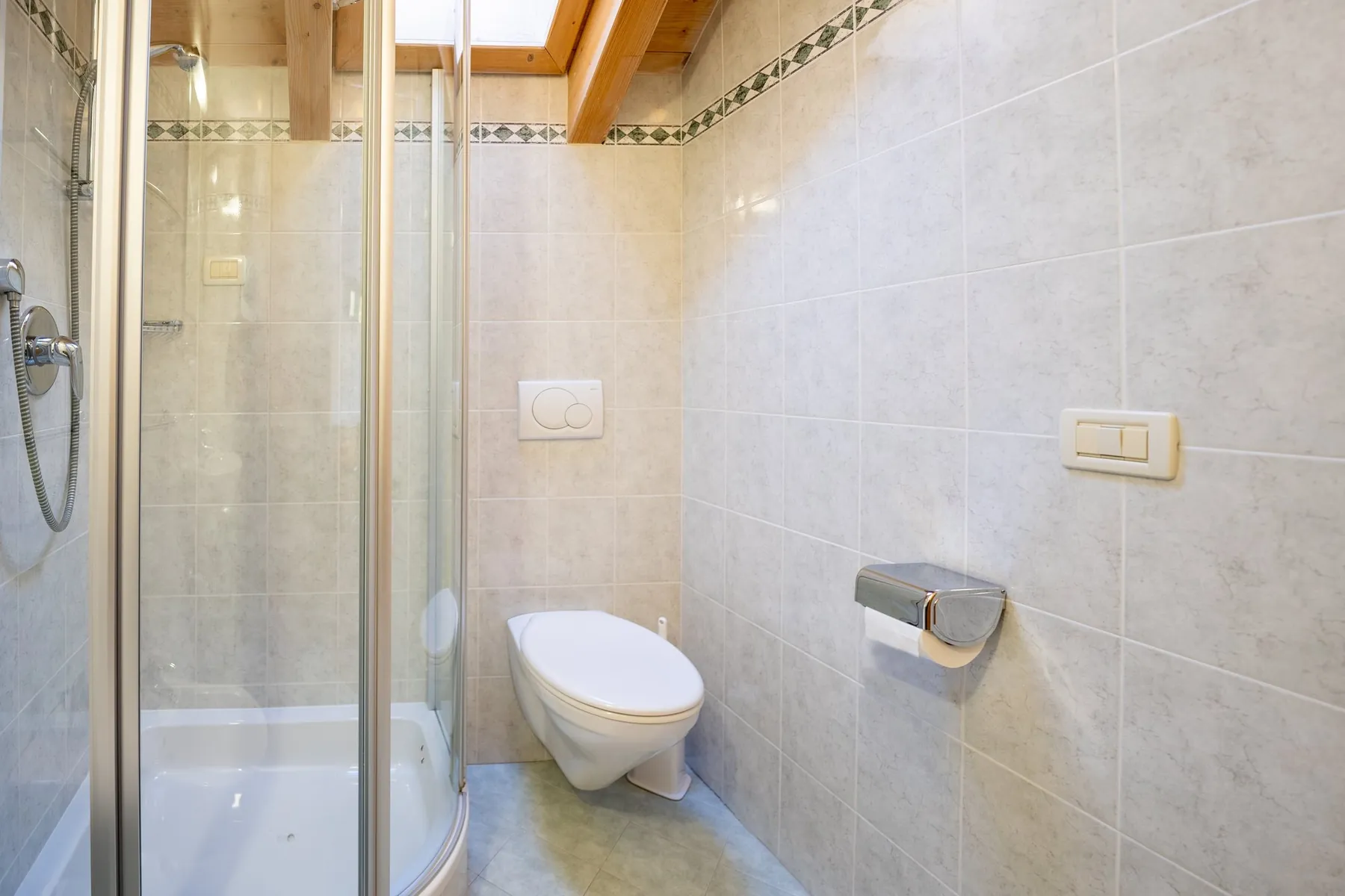 Bagno con doccia e lucernario