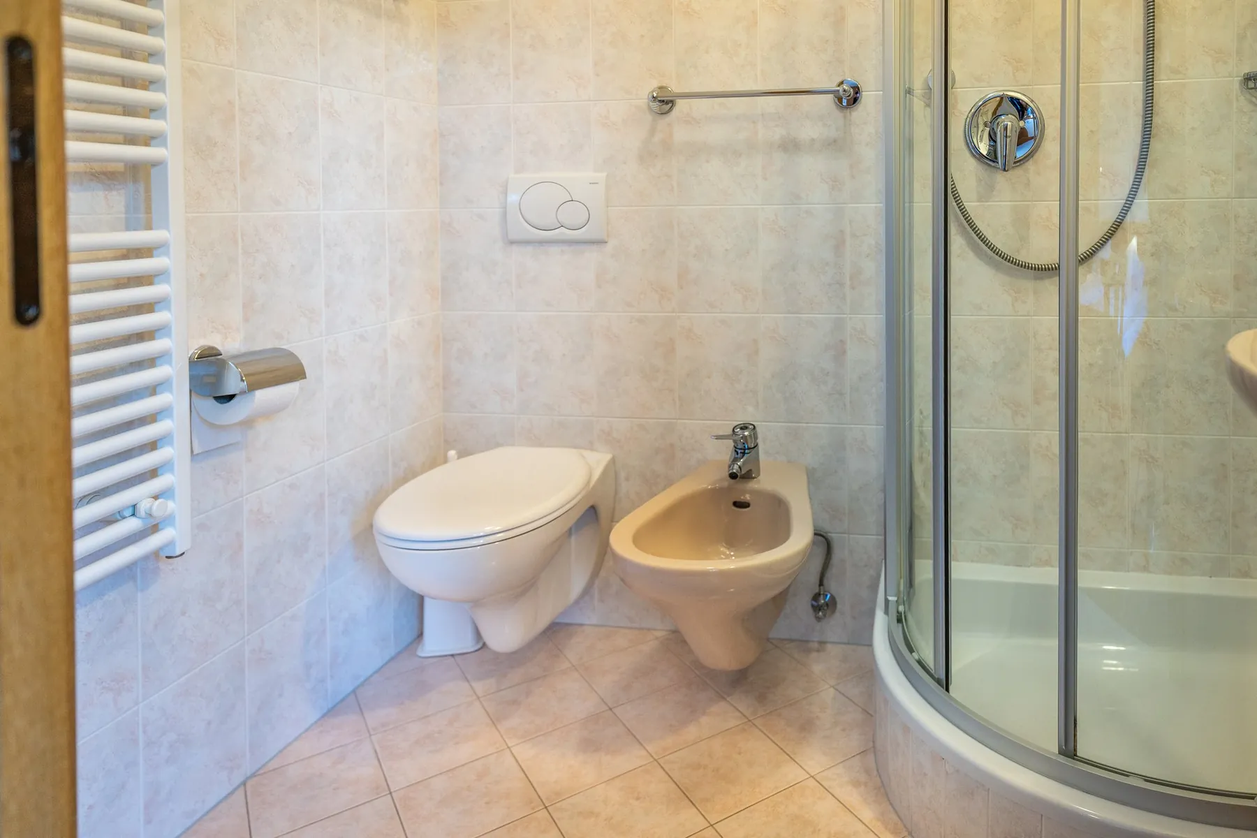 Bagno con doccia di una camera