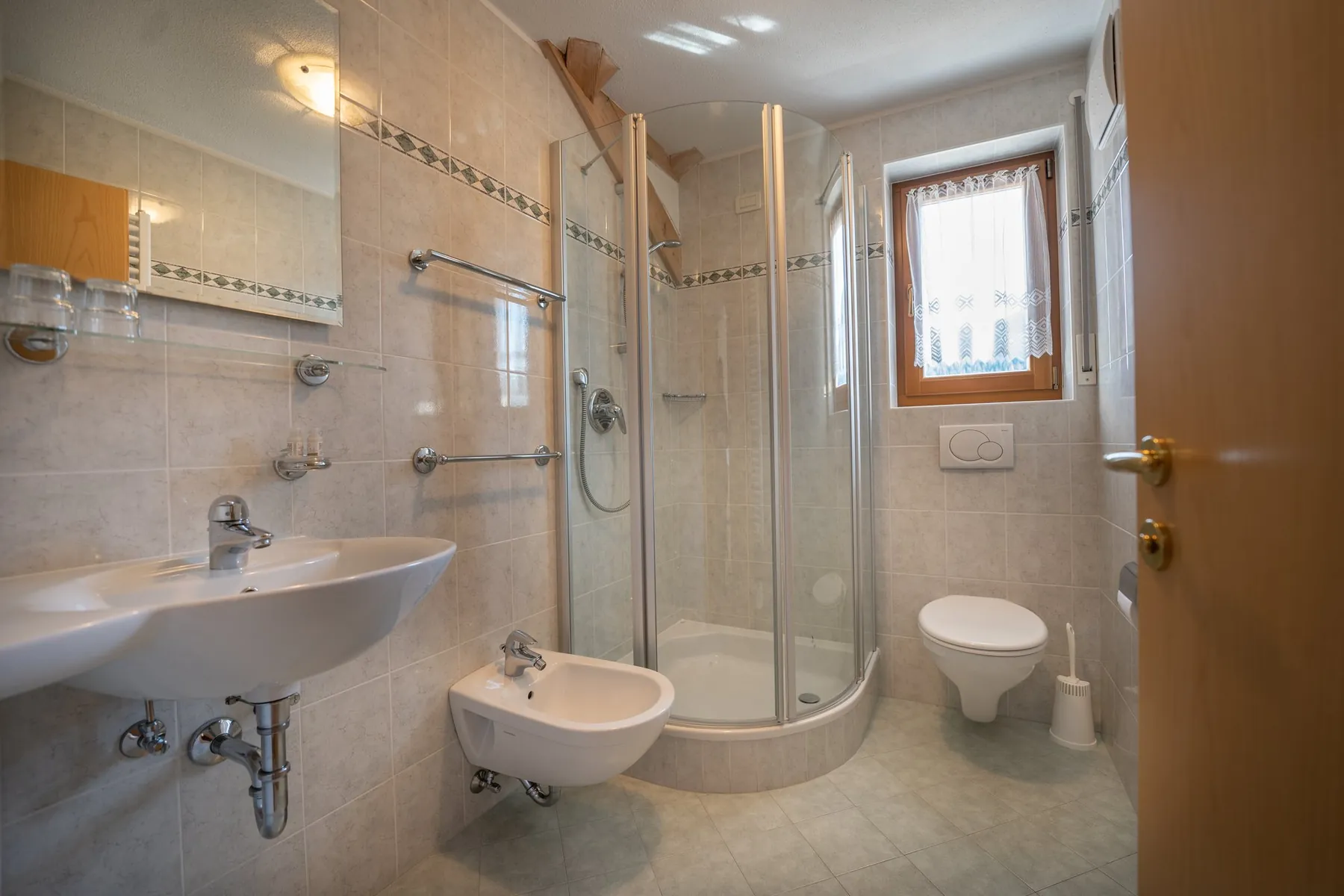 Bagno finestrato di una camera