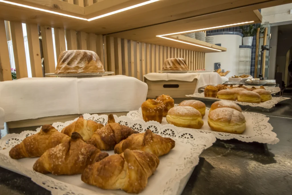 Brioche e dolci fatti in casa a colazione
