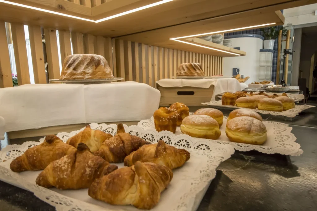 Brioche e dolci fatti in casa a colazione