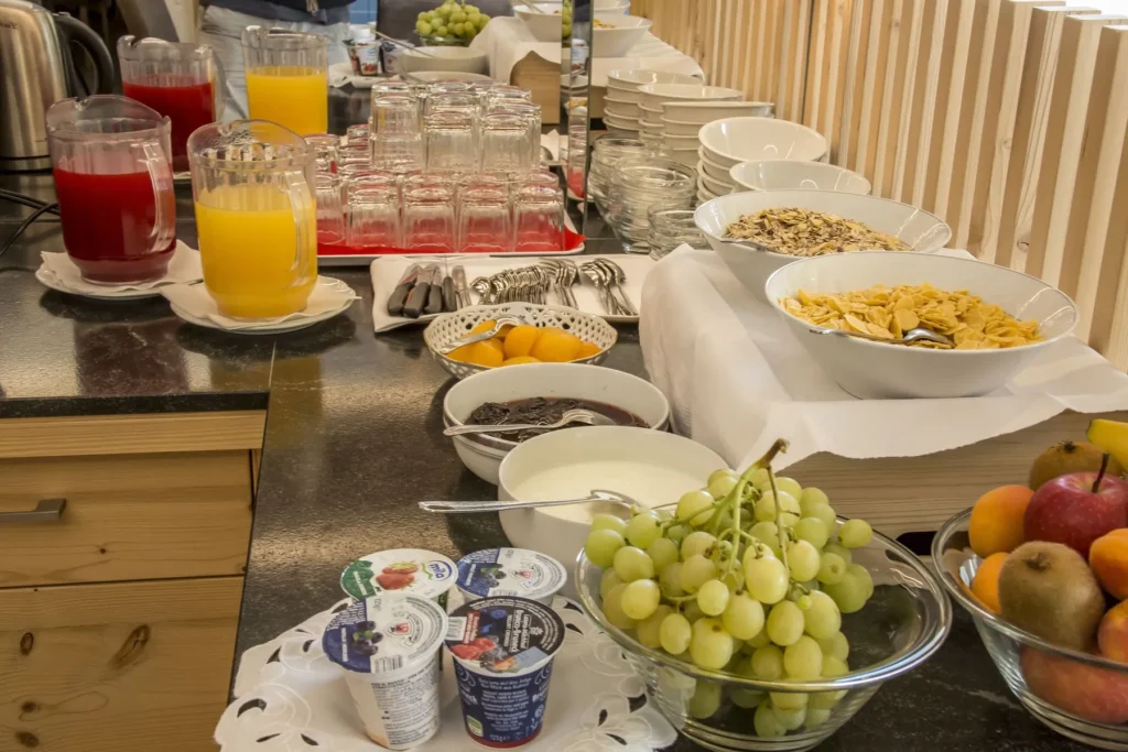 Succhi, frutta e yogurt a colazione