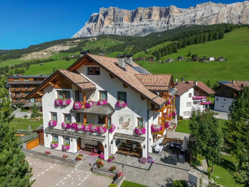 Il Garnì Lasteis visto dal drone, con le Dolomiti alle spalle