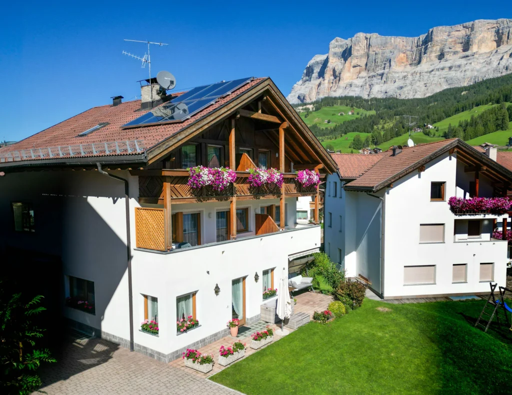 Le due case, Garnì Lasteis e Apartments Lasteis, a La Villa