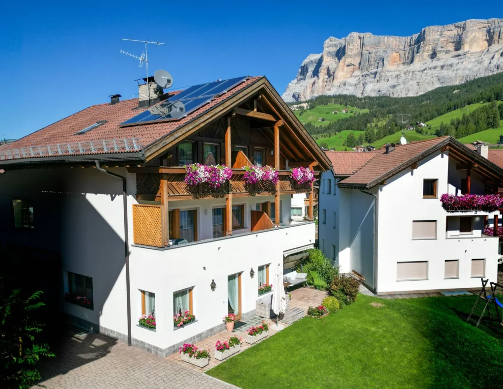 Le due case, Garnì Lasteis e Apartments Lasteis, a La Villa