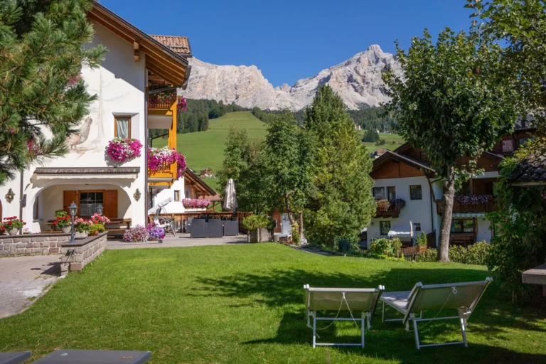 Il giardino con le sdraio e le Dolomiti sullo sfondo