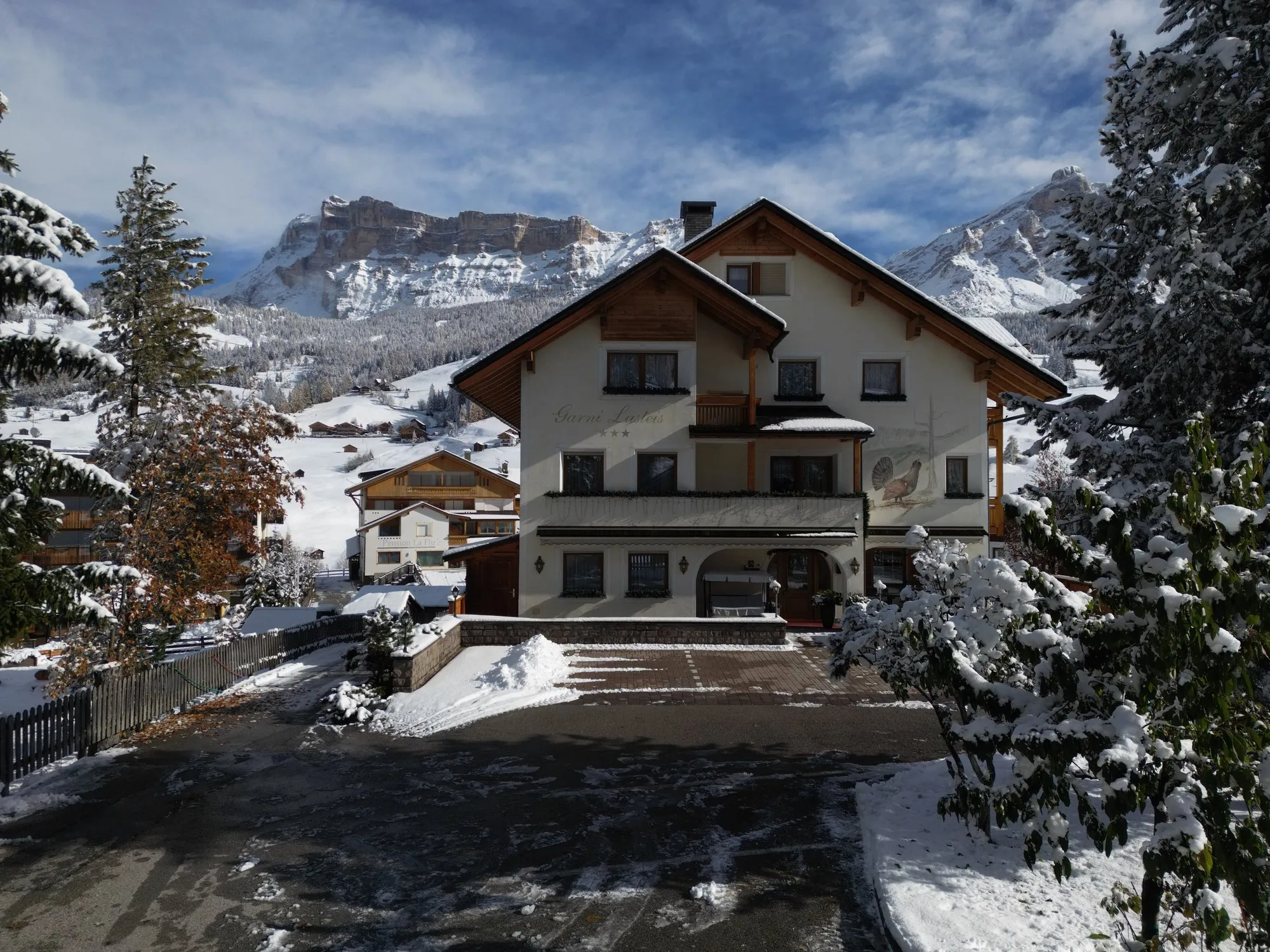 Il Garnì Lasteis d'inverno visto dal drone