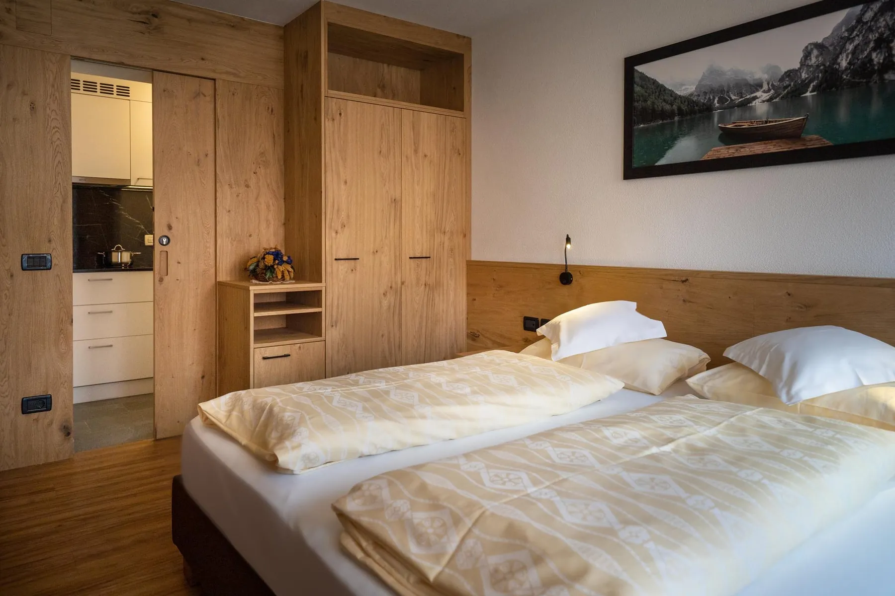 Letto e armadio del monolocale 104