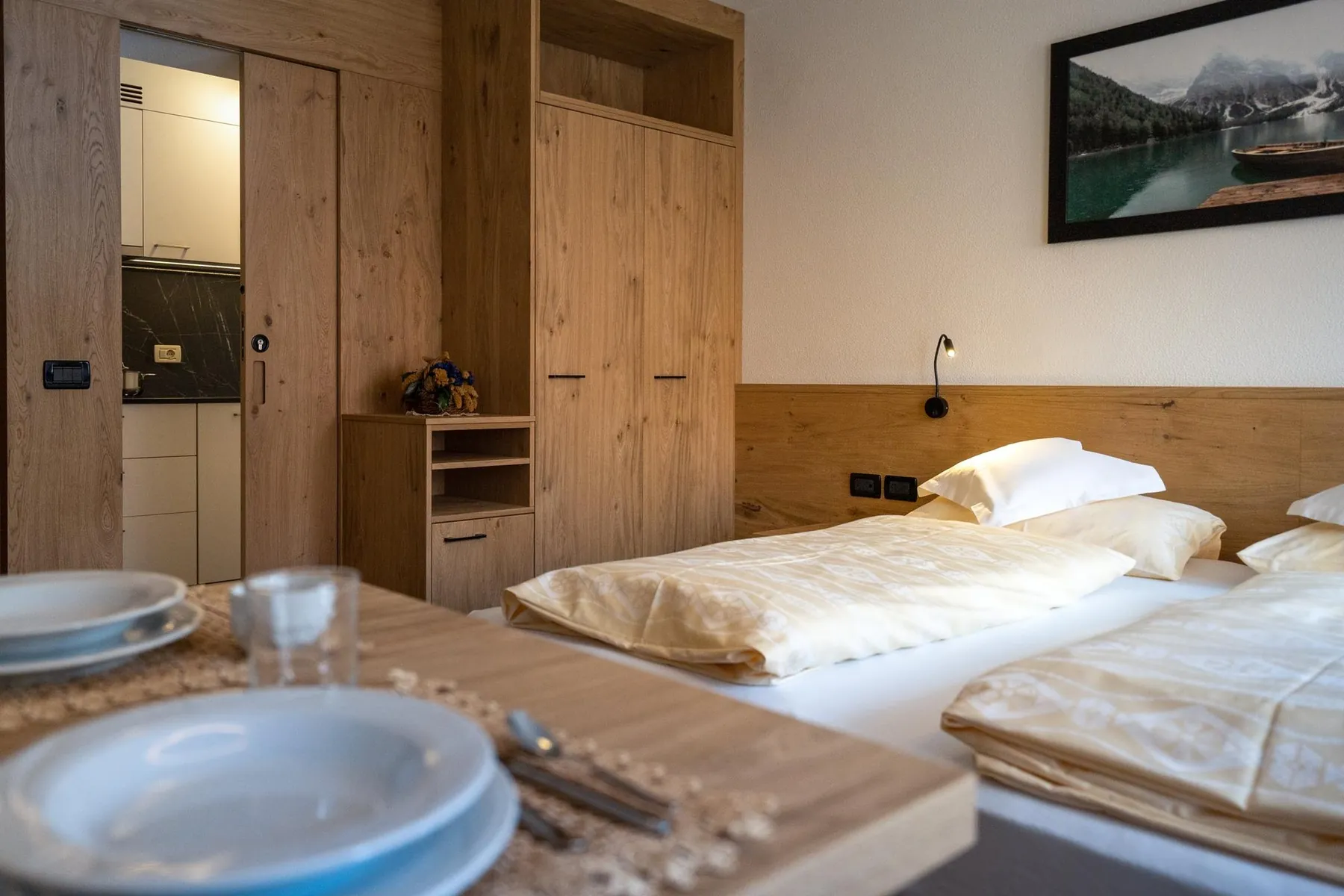 Tavolo e letto del monolocale 104
