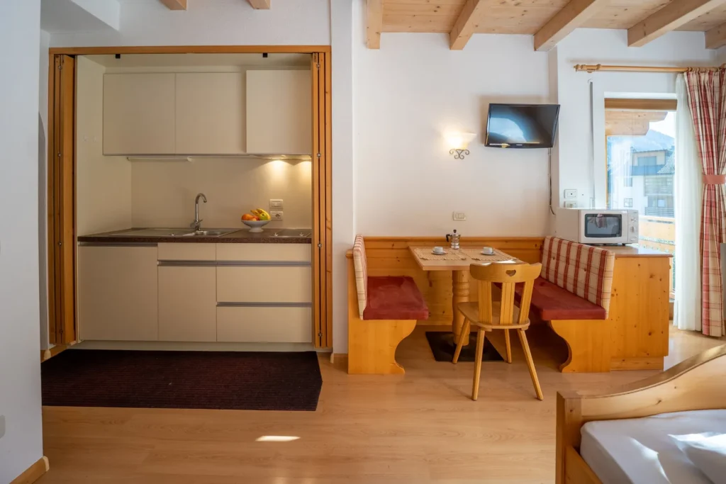 Cucina e zona pranzo del monolocale