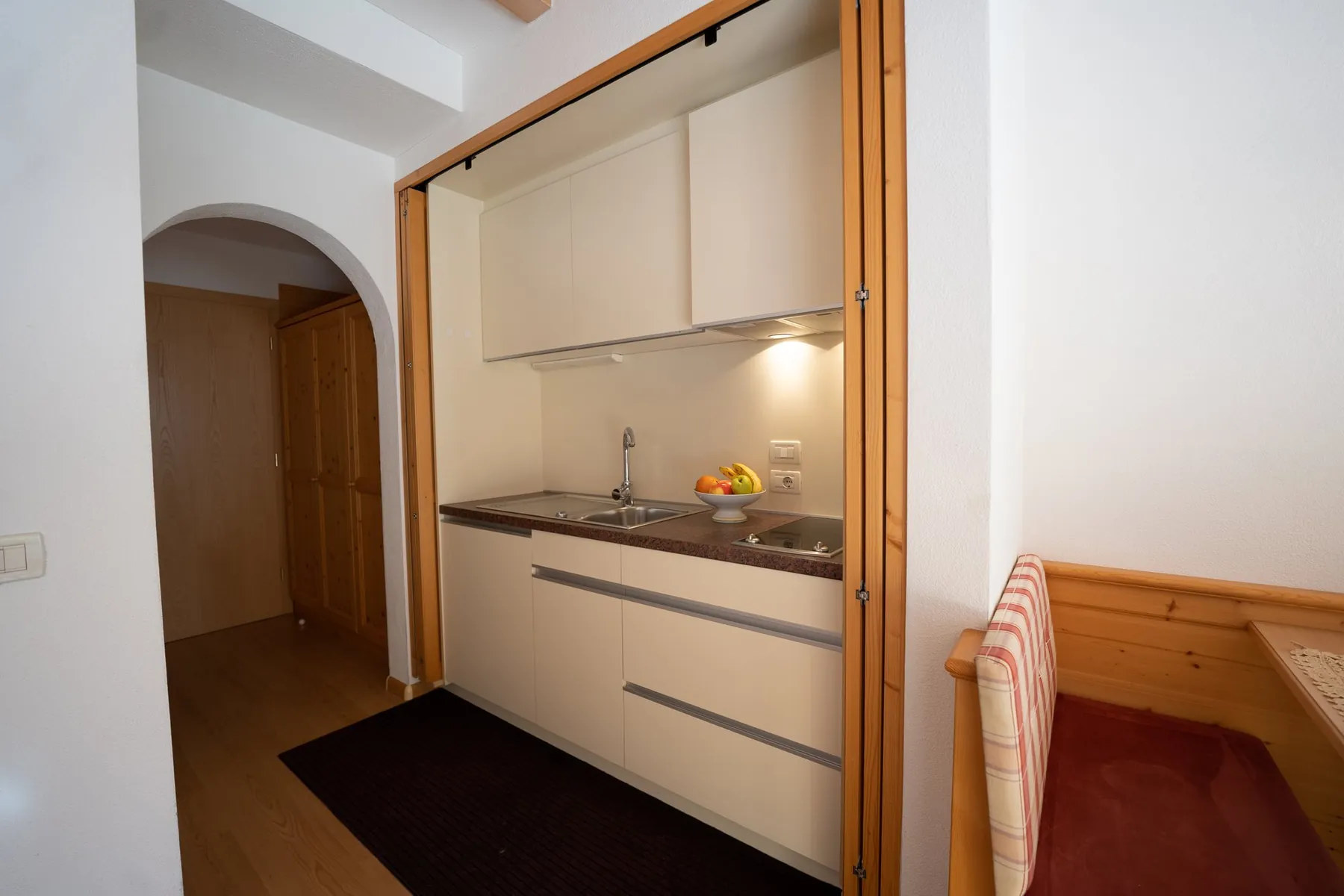 Cucina del monolocale con travi a vista