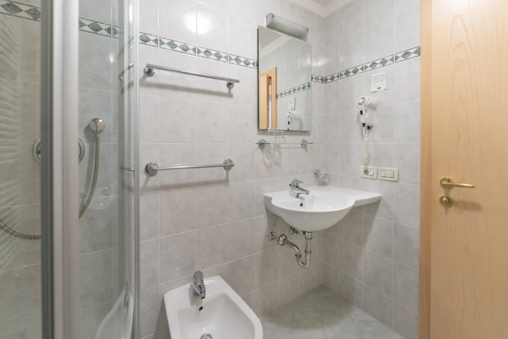 Lavabo del bagno del monolocale 202