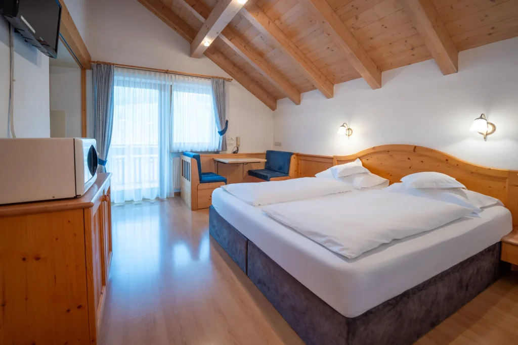 Letto matrimoniale nuovo e zona giorno del monolocale 202