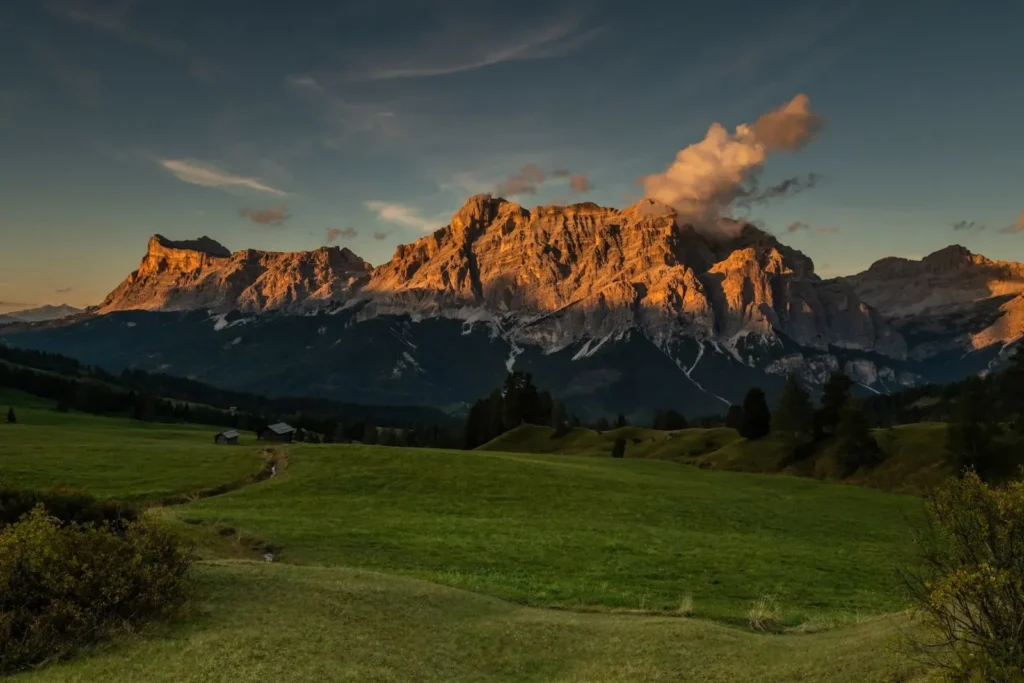 Il Sas dla Crusc al tramonto (foto Paola Finali, altabadia.org)